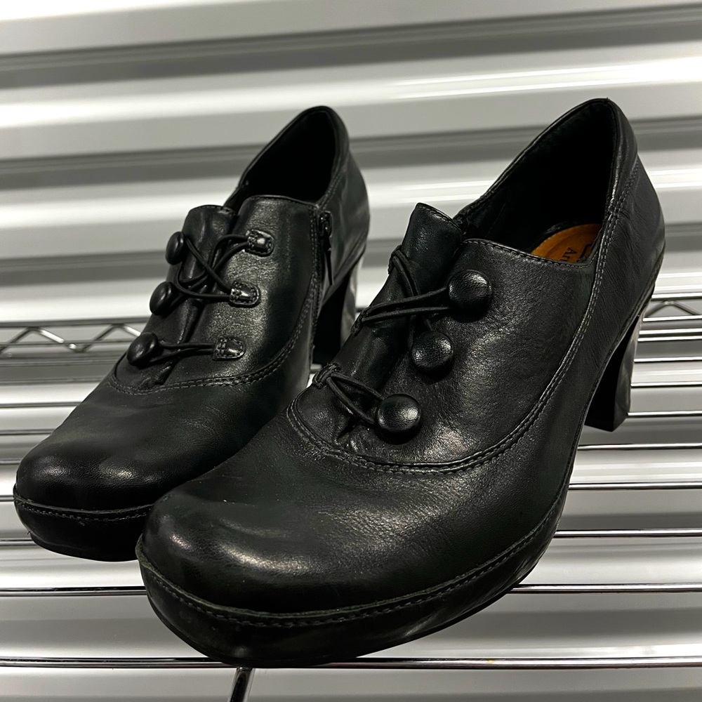 Clarks Artisan genuine leather booties sz 9.5